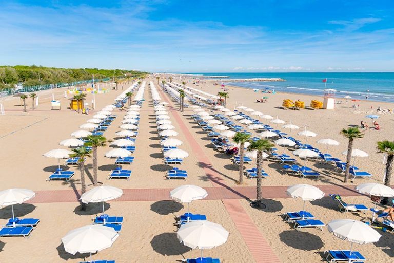 Panormaica spiaggia con ombrelloni