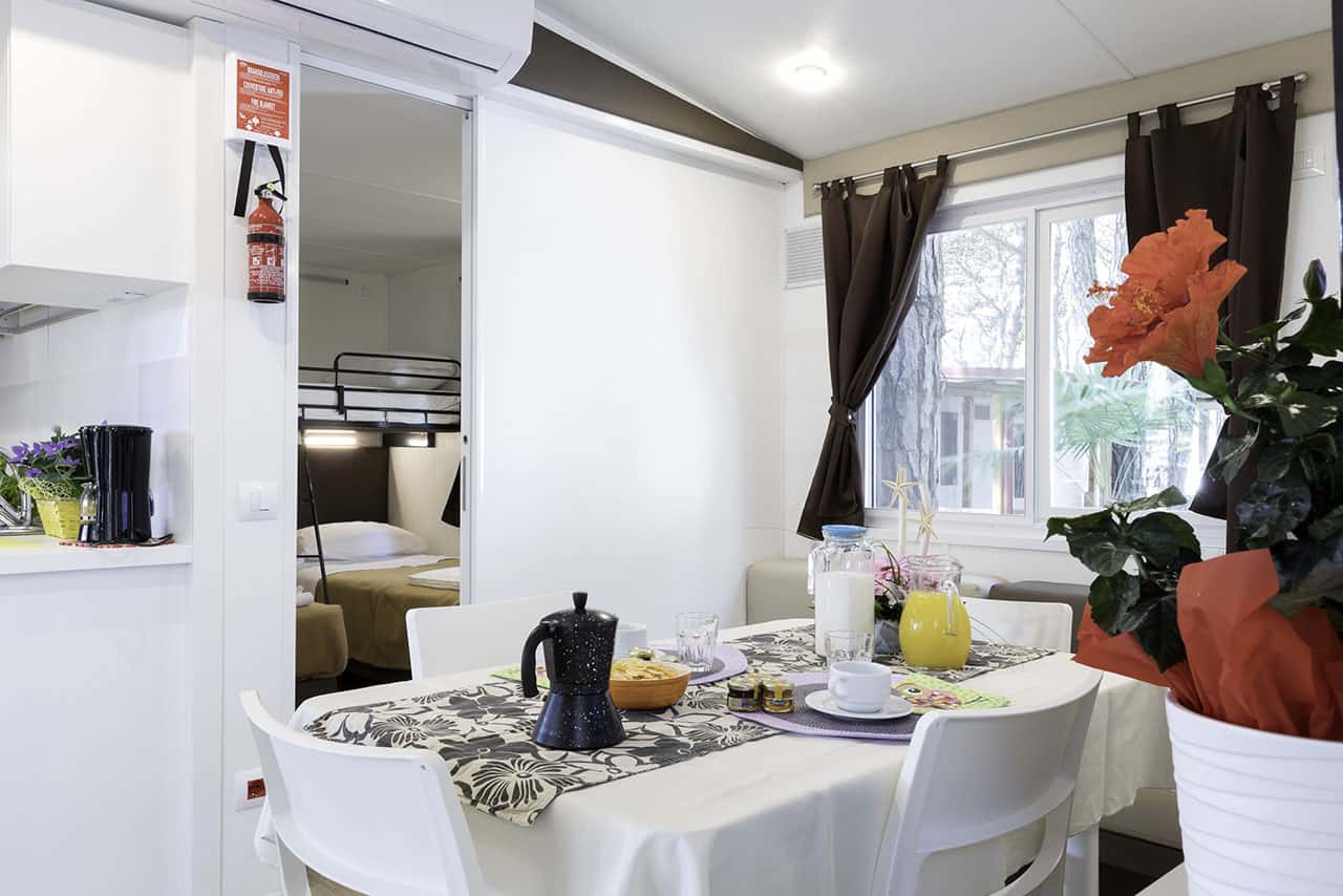 Dettaglio di un tavolo apparecchiato per la colazione all'interno di una mobile home