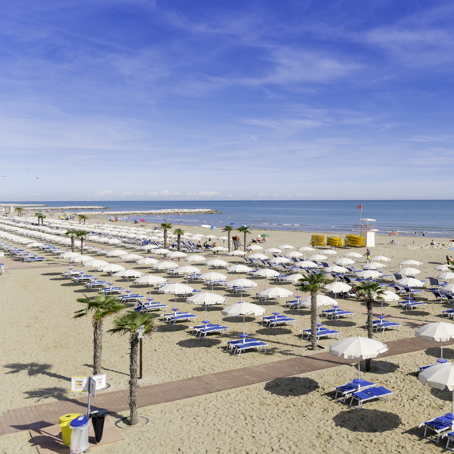 Vista panoramica della spiaggia con gli ombrelloni aperti