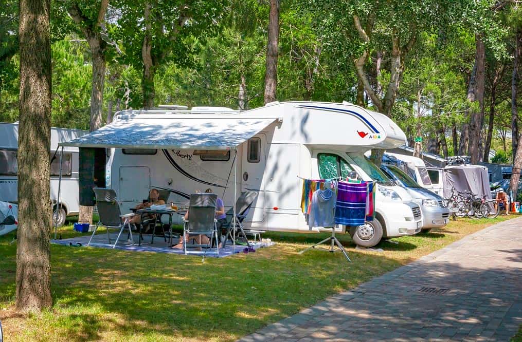 Camper in una piazzola del Villaggio