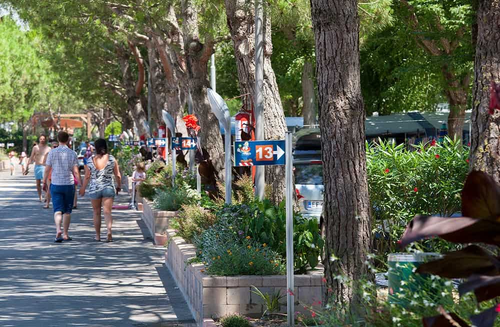 Coppia passeggia nel viale tra le piazzole