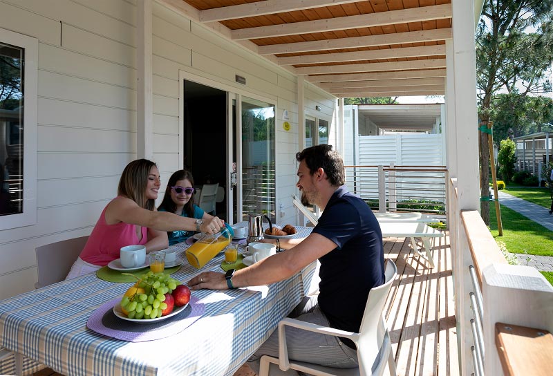 Famiglia fa colazione nella veranda di una Mobile Home
