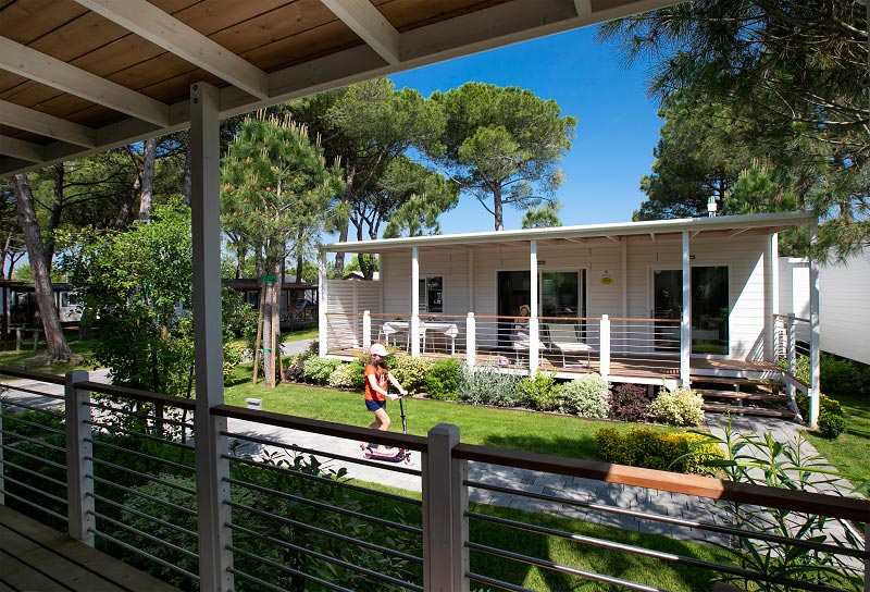 Esterni delle Mobile Home con bambina in monopattino