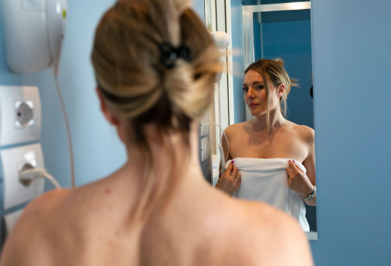 Ragazza allo specchio nei servizi di una Mobile Home