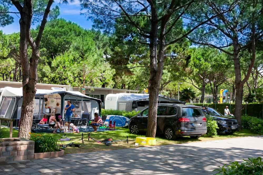 Piazzola B con roulotte e famiglia in veranda