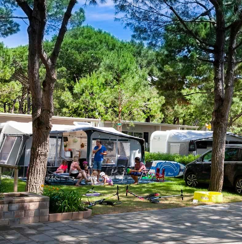 Piazzola B con Roulotte e famiglia in veranda