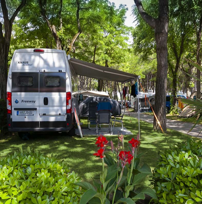 Piazzola C con Camper posteggiato