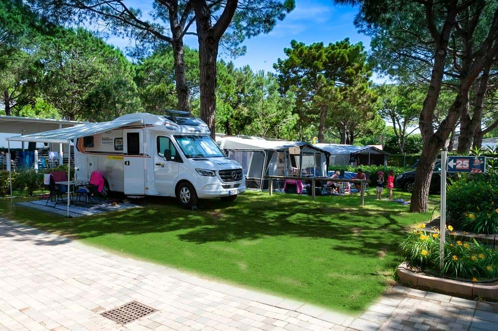 Piazzola C con camper posteggiato