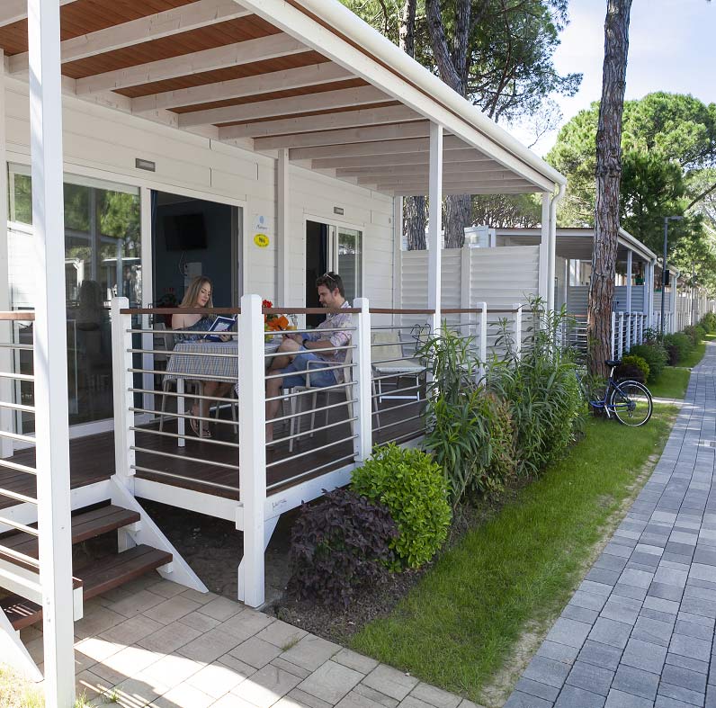 Coppia nella veranda du una Mobile Home