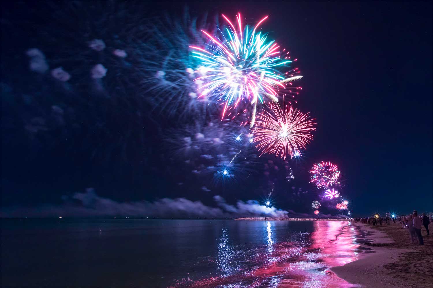 Fuochi d'artificio sulla spiaggia di Cavallino durante il Beach on Fire