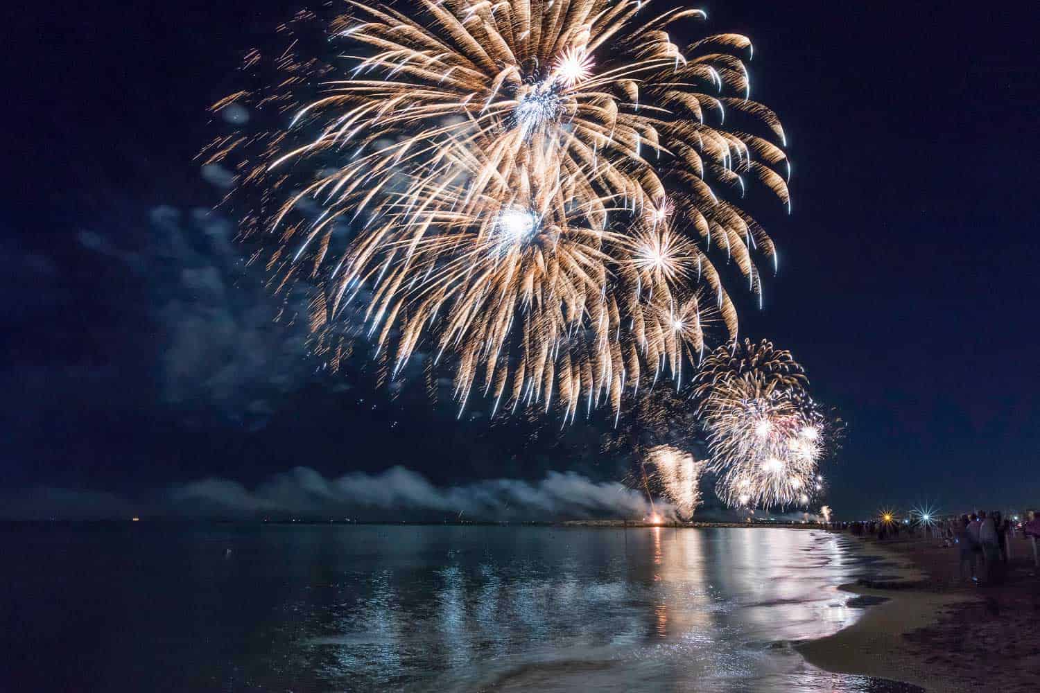 Fuochi d'artificio sul mare durante Beach on Fire a Cavallino