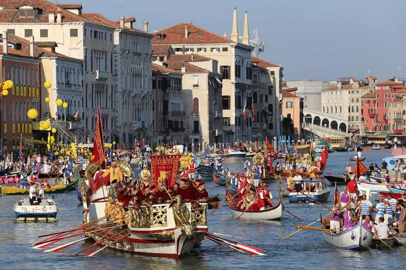 Imbarcazioni durante la Regata storica a Venezia