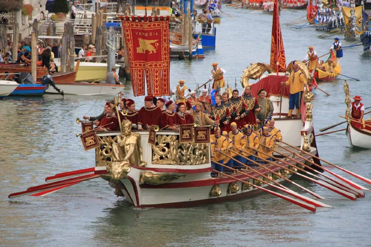 Imbarcazione sul Canal Grande durante la Regata Storica a Venezia