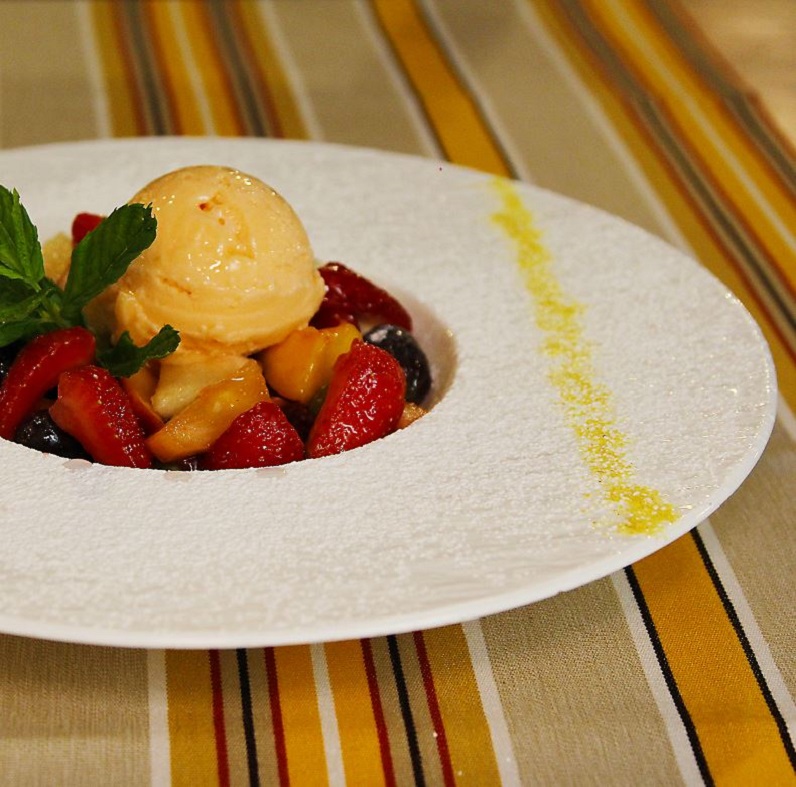 Dettaglio di una macedonia con gelato