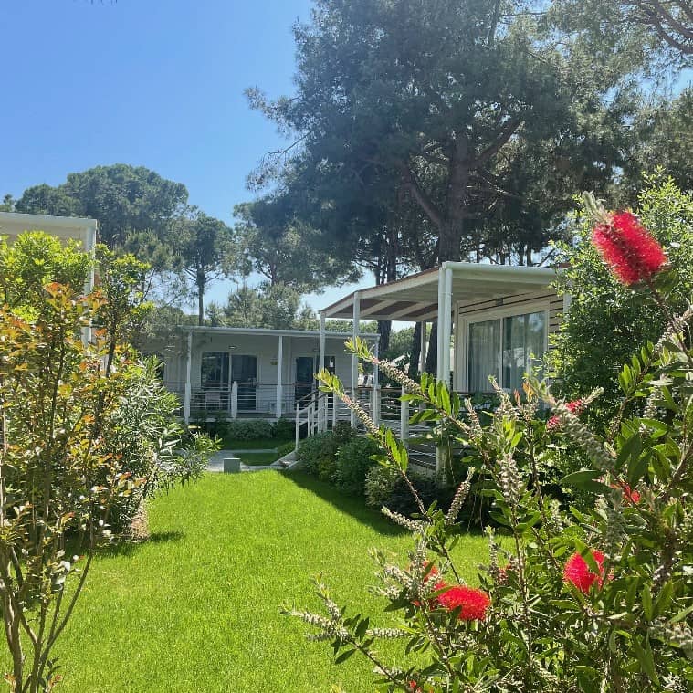 Fiori e prato tra le Mobile Home del villaggio