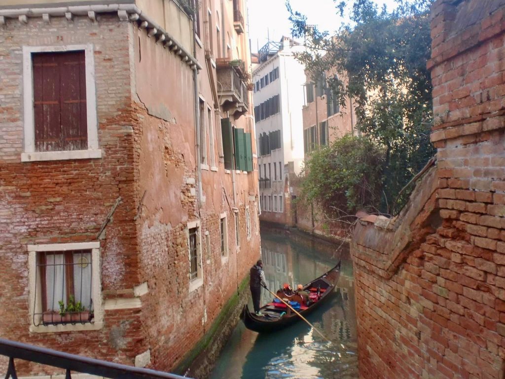Gondola in canale a Venezia