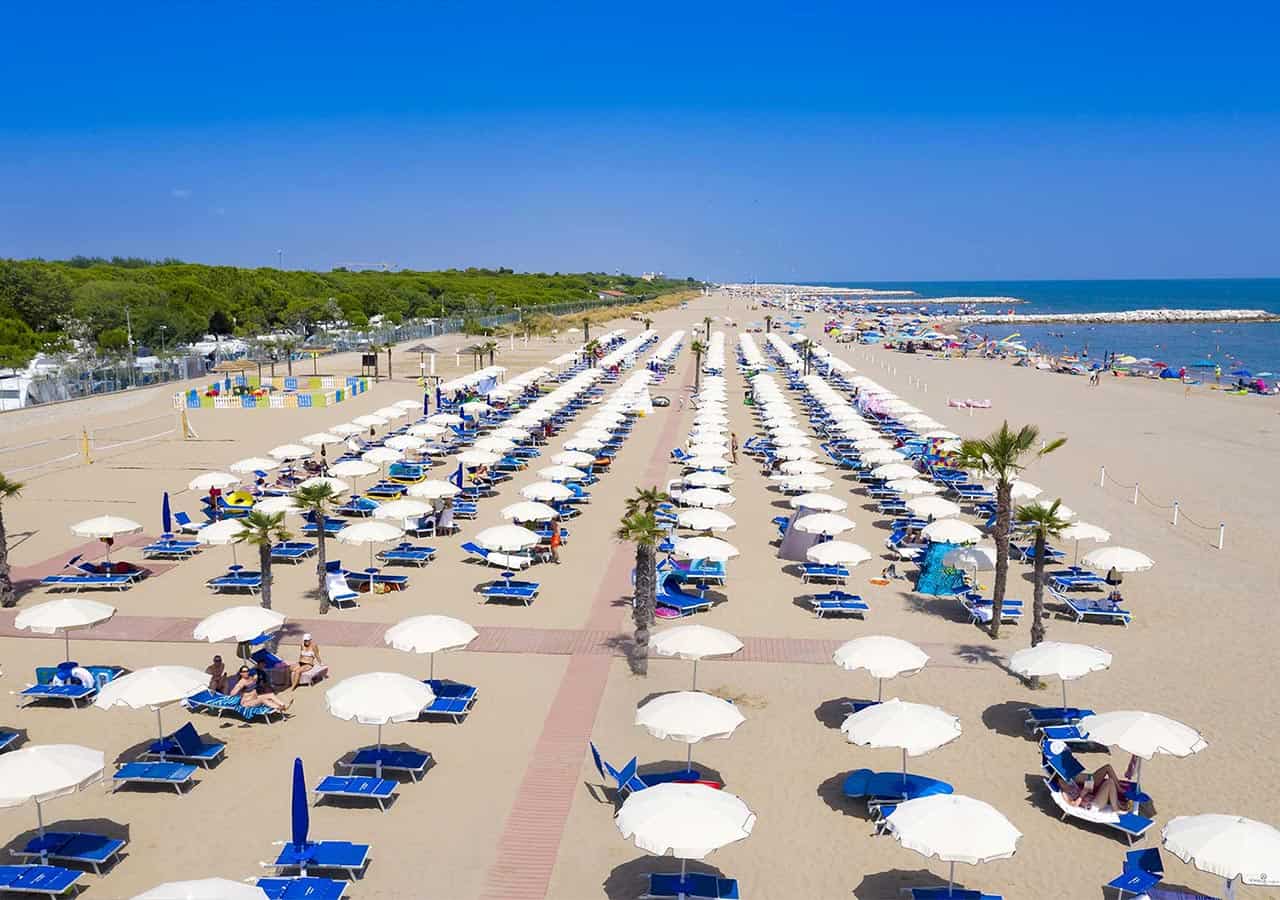 Panoramica della spiaggia con ombrelloni e lettini