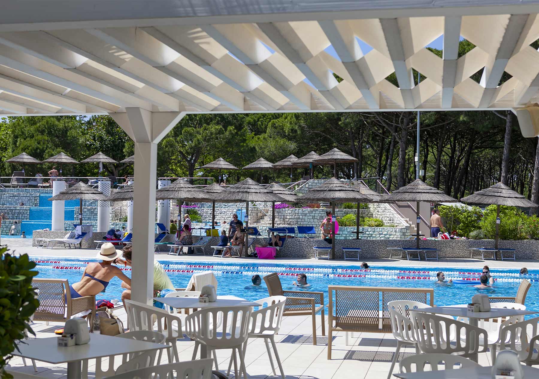 Vista della piscina dai tavoli del bar