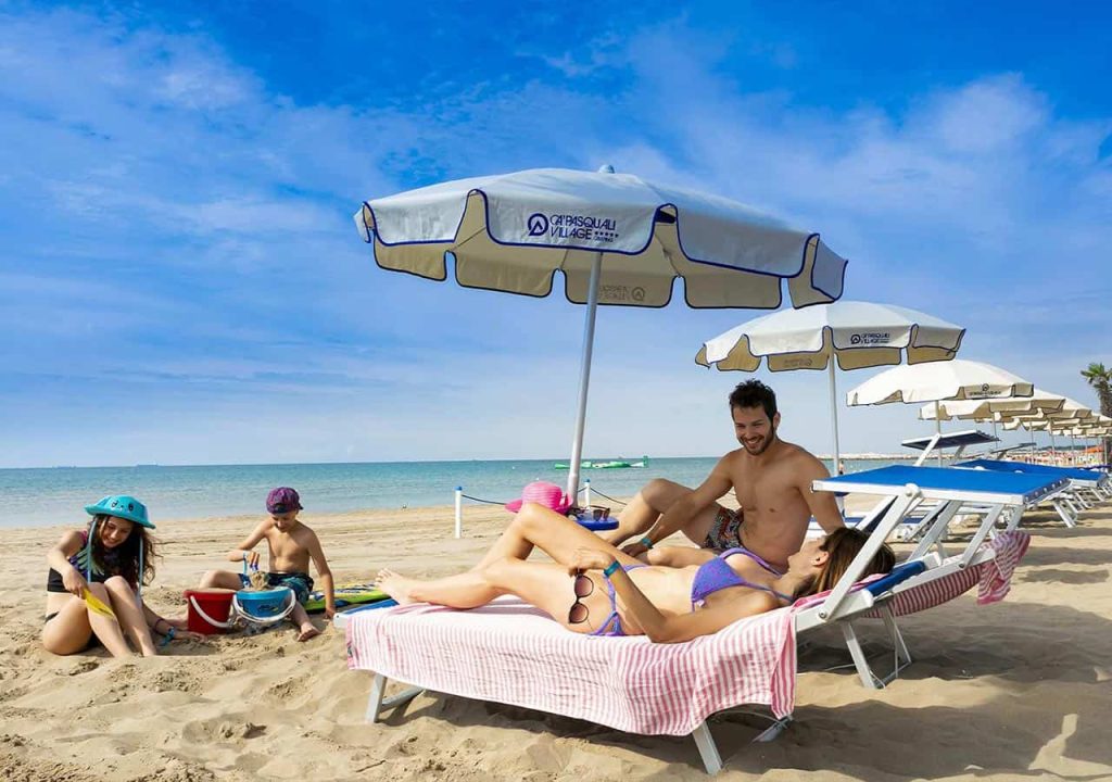 Famiglia sui lettini in spiaggia