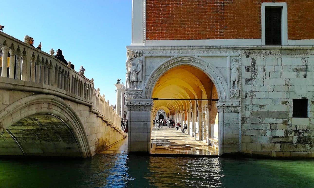 Portico sulla riva degli Schiavoni a Venezia