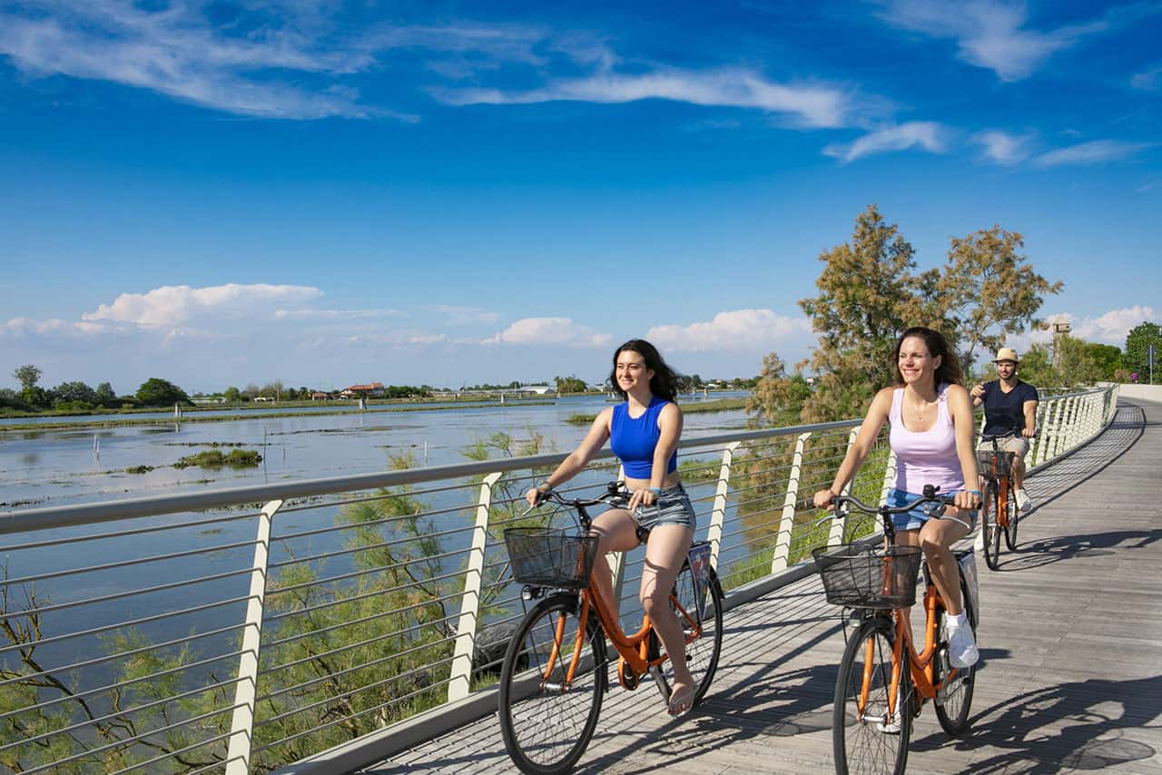 Corsa in bici sulla pista ciclabile sospesa