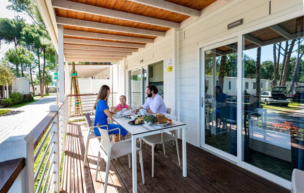 Famiglia durante la colazione nella veranda di una Mobile Home