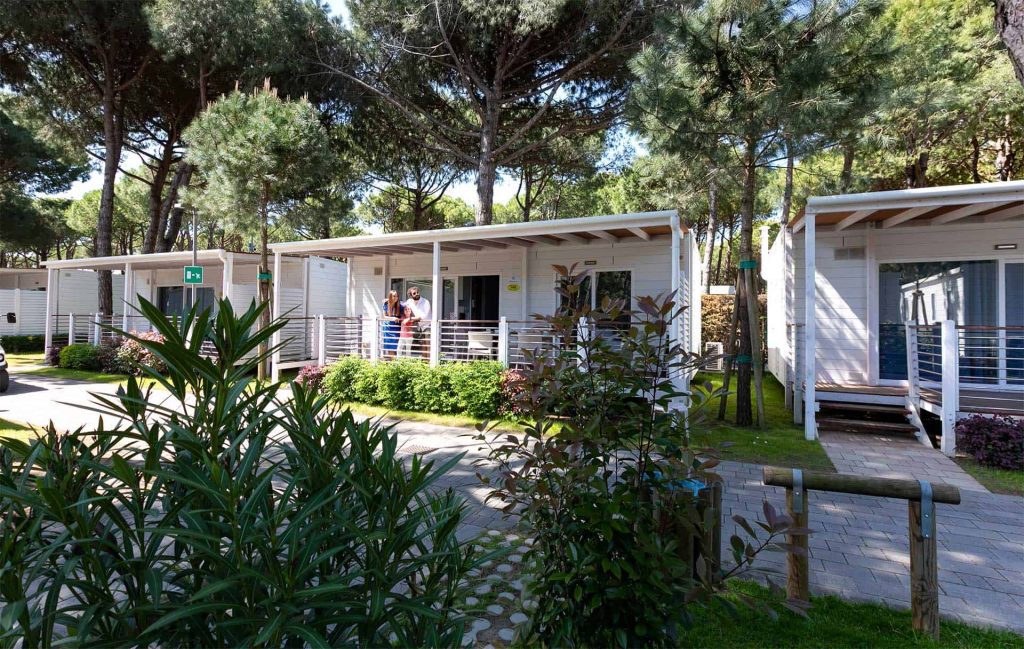 Foto esterni Mobile Home con famiglia felice in veranda