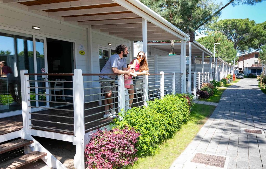 Famiglia in veranda di un Residence Platinum