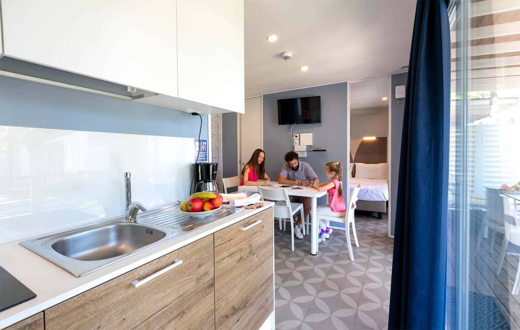 Famiglia nel soggiorno di una Mobile Home