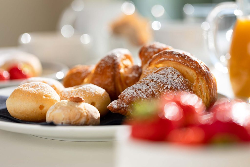 Dettaglio di un piatto con croissant e biscotti